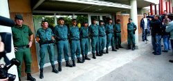 Agents de la Guàrdia Civil custodien l'Ajuntament de Santa Colom de Gramenet el dia que es van fer les detencions i els escorcolls. Foto: QUIM PUIG.